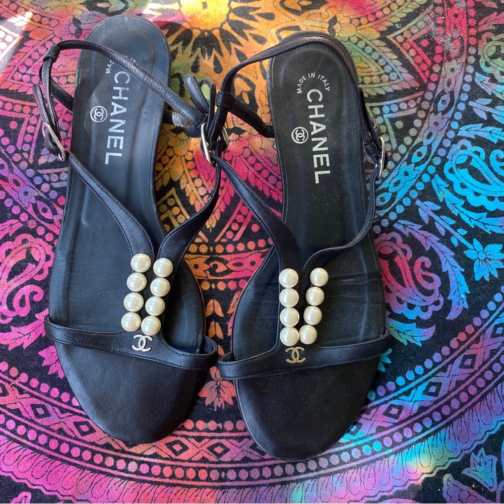 Chanel Rare and Authentic Pearl Embellished Leather Strappy Sandals Size 37.5 - Picture 1 of 10